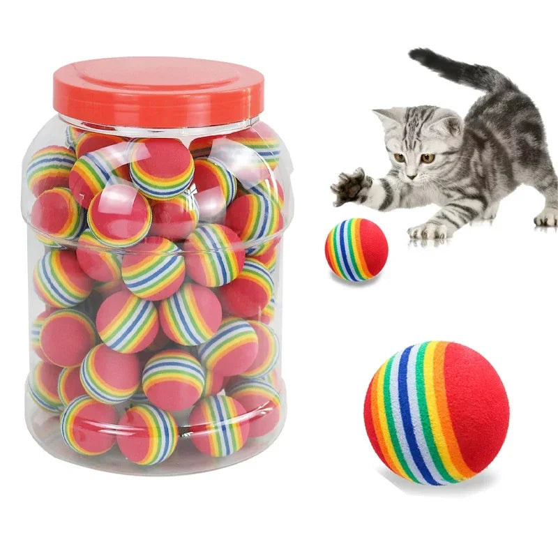 Bola interativa colorida em EVA com chocalho para cães e gatos, ideal para estimular brincadeiras, exercícios e entretenimento