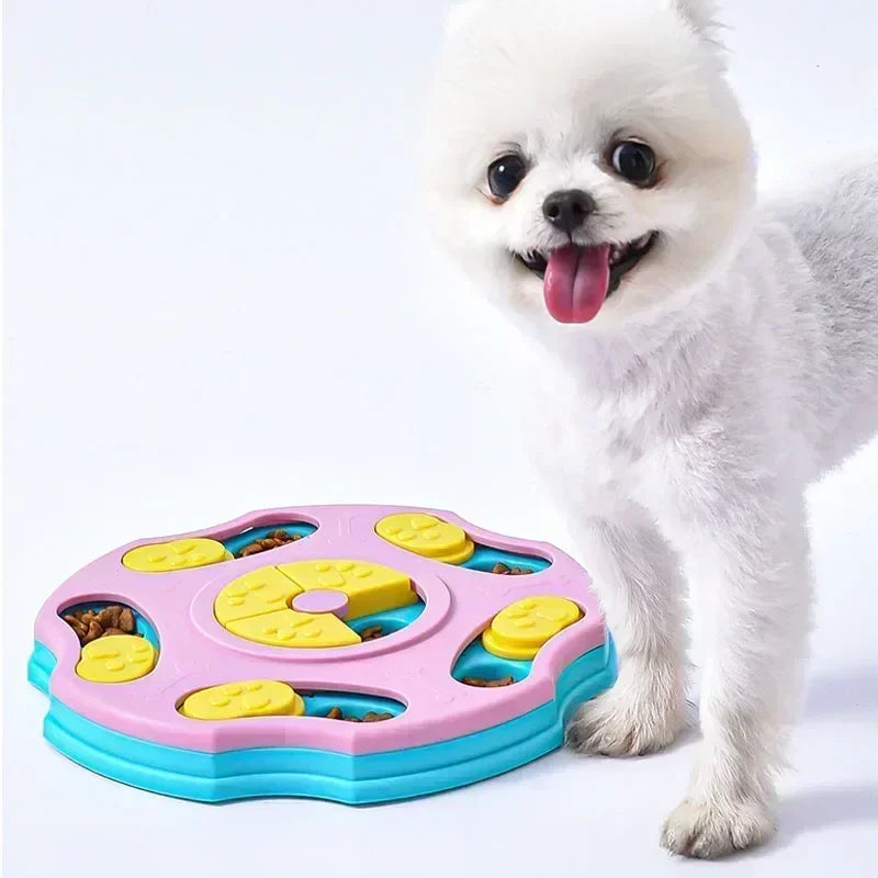 Brinquedo puzzle comedouro lento interativo para cães e gatos, com dispenser de ração e petiscos e base antiderrapante.