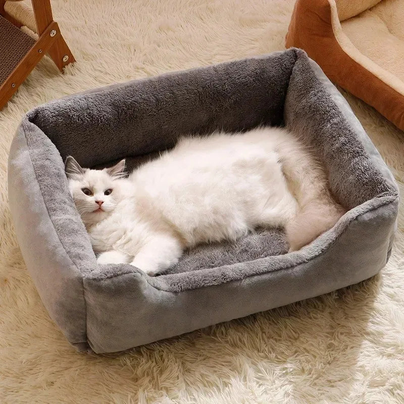 Cama almofadada macia em formato de ninho acolhedor para gatos e cães de pequeno porte no inverno.