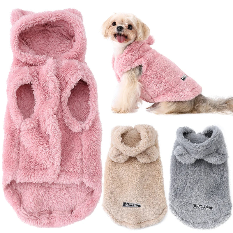 Casaco de inverno em pelúcia para cachorro e gato com capuz e orelhas de coelho, ideal para proteger do frio com conforto e estilo.