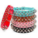 Coleira ajustável de couro PU em estilo punk com espinhos e rebites metálicos para cães pequenos e gatos.