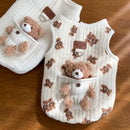 Colete para cachorro e gato com estampa cartoon, confeccionado em tecido macio e confortável para aquecer pets de pequeno porte no outono e inverno.