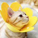 Colar de proteção elizabetano ajustável em formato de cone para cães e gatos em recuperação pós-cirúrgica.