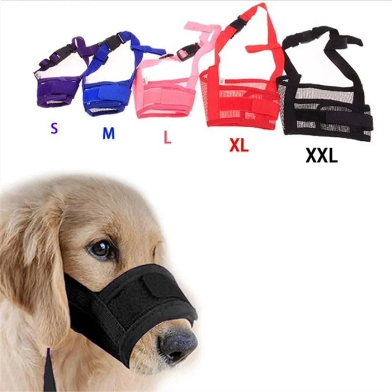 Focinheira ajustável para cães em malha respirável com tiras de nylon, indicada para cães pequenos, médios e grandes.