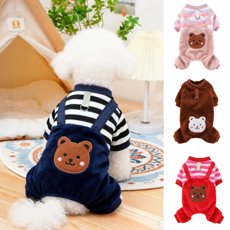 Macacão de inverno em fleece para cachorro com argola para guia, ideal para proteger cães e gatos do frio durante passeios.