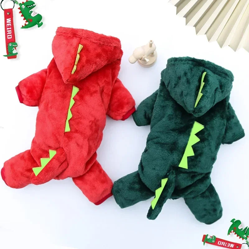 Cão usando moletom de fleece com capuz de dinossauro para proteção nos dias frios