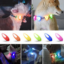 Pingente LED de silicone para coleira de cães e gatos com luz piscante de alta visibilidade para passeios noturnos.