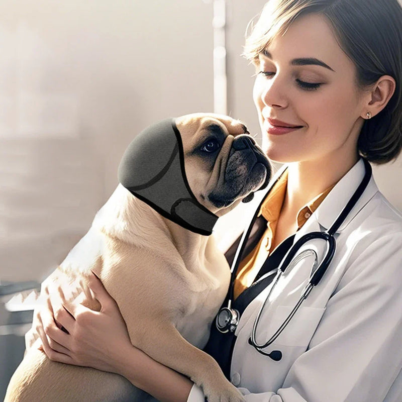 Protetor auricular ajustável para cães com redução de ruído e material resistente à água para maior conforto e proteção das orelhas.