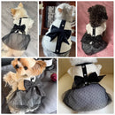 Vestido elegante preto e branco com laço e detalhes delicados para cachorro pequeno